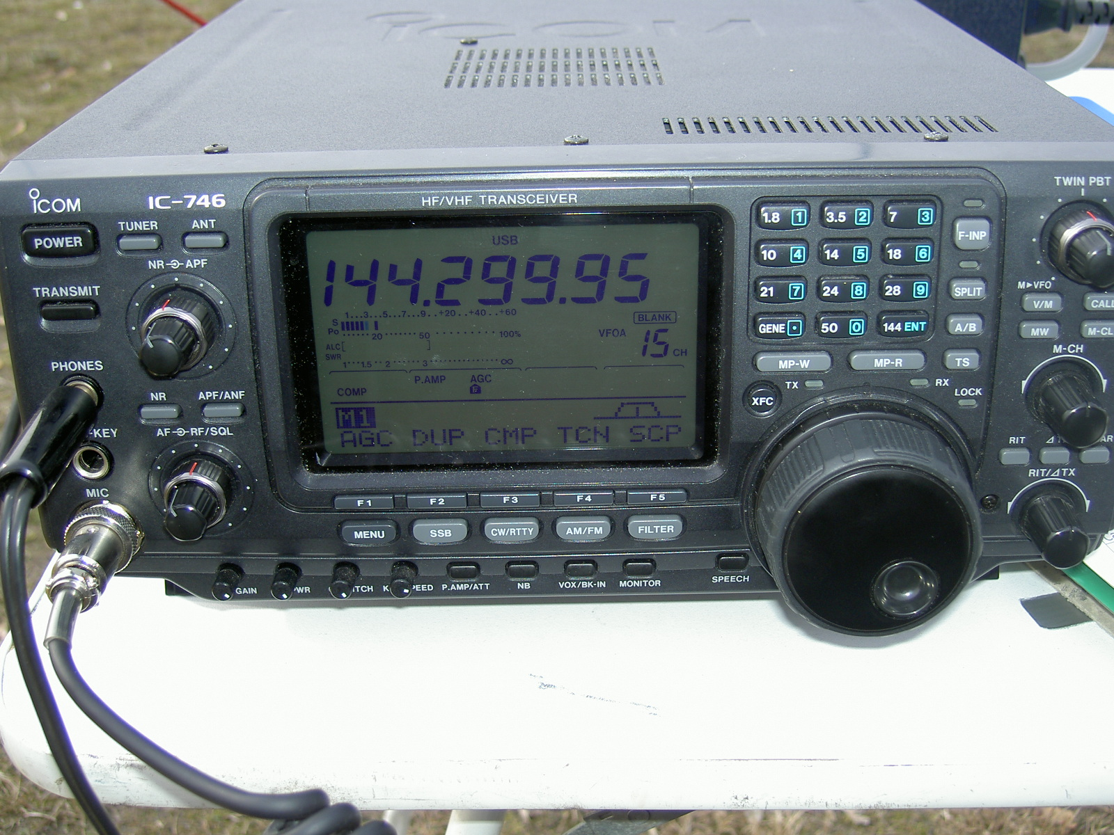1) Kurzbeschreibung: Frontansicht eines Amateurfunktransceivers mit eingestellter Frequenz „144.299.95“.
<ol start=