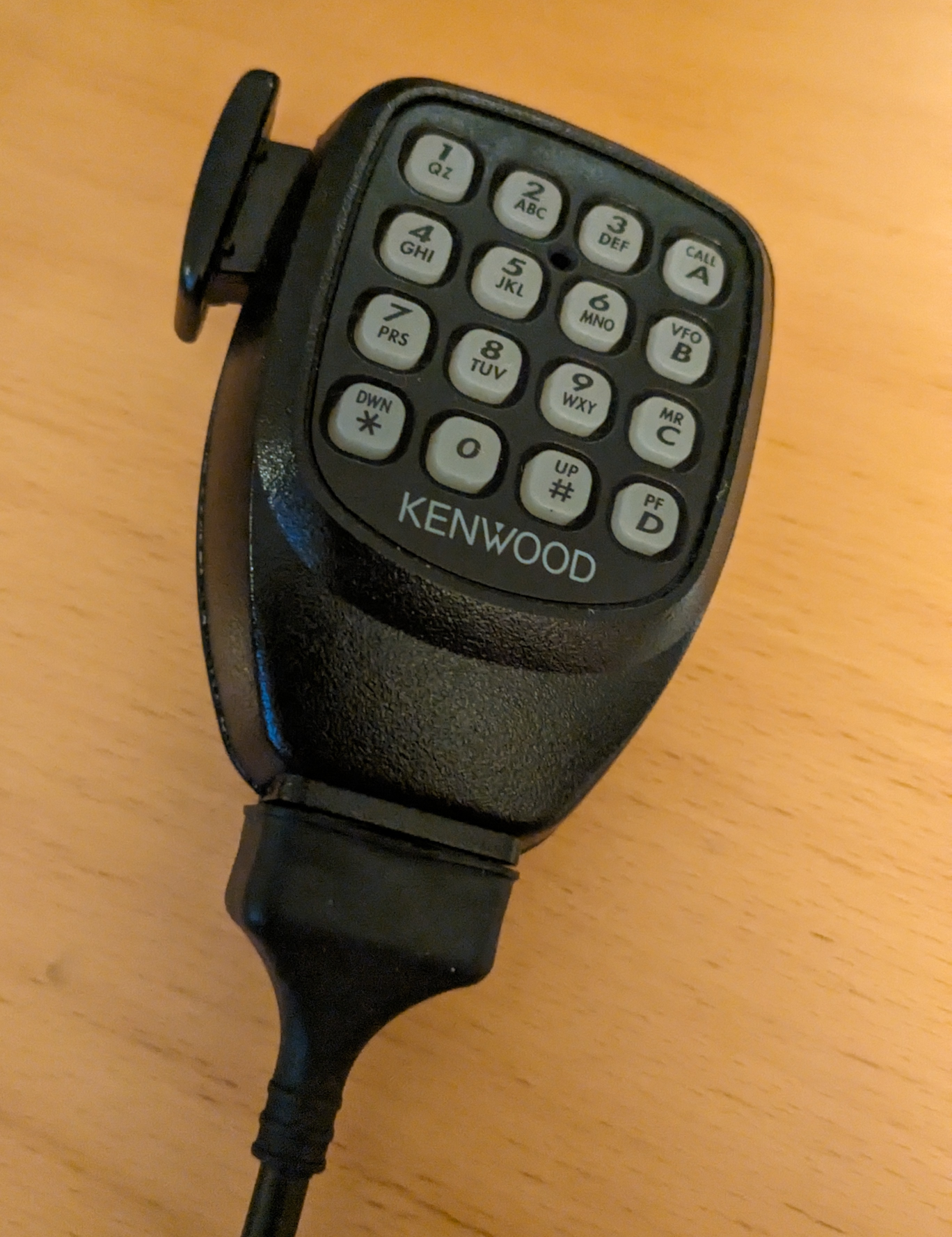 1) Kurzbeschreibung: Handmikrofon mit 4x4-Tastenfeld und PTT-Taste.
<ol start=