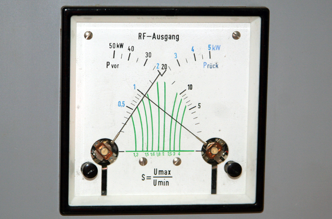 1) Kurzbeschreibung: Analoges Messinstrument mit Kreuzzeiger zur Anzeige des SWR mit Skalen für die vorlaufende und die rücklaufende Leistung und das Stehwellenverhältnis.
<ol start=