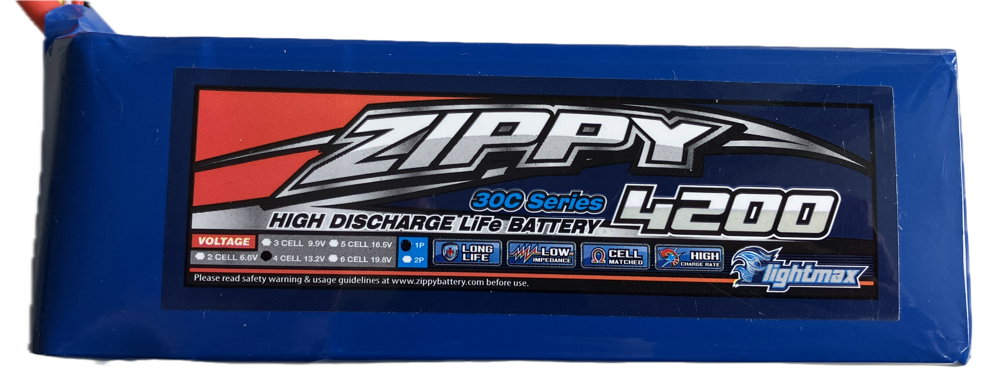 Dieser Alt-Text wurde noch nicht überprüft.
<p>Zusammenfassung: Rechteckiger, blau eingeschrumpfter Akkupack mit großem Etikett „ZIPPY 4200“ der „30C Series“, frontal aufgenommen.</p>
<p>Beschreibung: Der Akku ist in blauer Schrumpffolie verpackt, die Ecken sind leicht geknickt; oben links ragen dicke Leitungen heraus (sichtbar ist ein rotes Kabel mit blauer Isolierung am Austritt). Das zentrale Etikett zeigt eine rot-dunkelblaue Gestaltung mit großem silbernem „ZIPPY“-Schriftzug, rechts daneben die Zahl „4200“ in weiß-silberner Kontur und darüber „30C Series“ in hellblau. Darunter steht „HIGH DISCHARGE LiFe BATTERY“. Am unteren Rand listet ein Abschnitt „VOLTAGE“ mit kleinen Kreissymbolen die Optionen „2 CELL 6.6V“, „3 CELL 9.9V“, „4 CELL 13.2V“, „5 CELL 16.5V“, „6 CELL 19.8V“. Daneben sind blaue Kästchen „1P“ und „2P“ sowie Piktogramme mit Text: „LONG LIFE“, „LOW IMPEDANCE“, „CELL MATCHED“, „HIGH CHARGE RATE“. Unten rechts befindet sich ein stilisierter Vogelkopf mit dem Markenlogo „flightmax“. Ganz unten in kleiner Schrift: „Please read safety warning & usage guidelines at <a href=