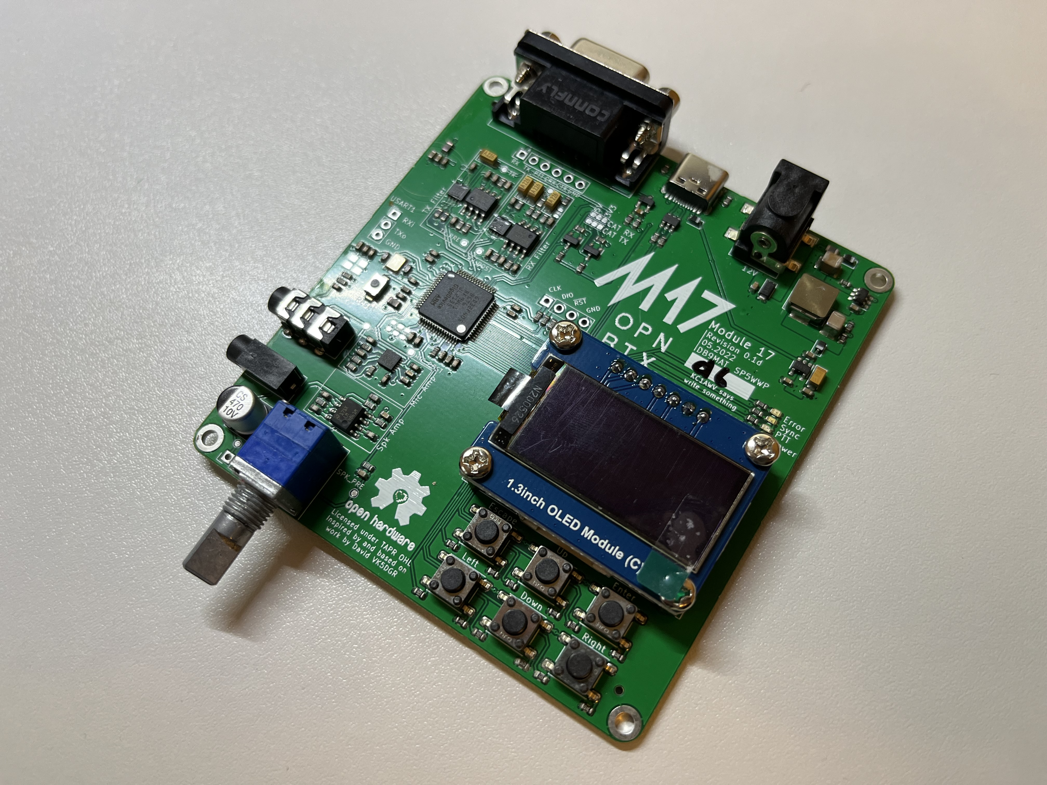 Dieser Alt-Text wurde noch nicht überprüft.
<ol>
<li>
<p>Kurze Zusammenfassung: Eine grüne Elektronikplatine mit 1,3‑Zoll‑OLED‑Display, mehreren Tastern, einem Drehgeber und diversen Anschlüssen, schräg auf einer hellen Oberfläche aufgenommen.</p>
</li>
<li>
<p>Detaillierte Beschreibung: Die rechteckige Leiterplatte zeigt oben groß den Aufdruck „M17“ sowie weitere Beschriftungen wie „OPN“ und „Module 1.7“. Im oberen Bereich sitzt mittig eine 9‑polige D‑Sub‑Buchse; rechts oben befindet sich eine schwarze Hohlstecker‑Strombuchse, daneben mehrere SMD‑Bauteile. In der Mitte ist ein aufgeschraubtes, blau gerahmtes Modul mit der Beschriftung „1.3 inch OLED Module (C)“ zu sehen, das über einen Stiftleisten‑Header verbunden ist. Unterhalb des Displays liegen fünf runde Taster in zwei Reihen, beschriftet mit „Left“, „Right“, „Up“, „Down“ und „Select“. Links unten ragt der Metallschaft eines blauen Drehgebers (Encoder) aus der Platine. Über die Fläche verteilt befinden sich integrierte Schaltkreise, Widerstände, Kondensatoren, ein kleiner Schiebeschalter, unbestückte Löt‑ und Stiftleistenplätze sowie vier Befestigungslöcher an den Ecken. Die Platine liegt frei auf einer leicht strukturierten, hellen Oberfläche, die weiche Schatten wirft."></p>
 <figcaption>Abbildung E-12.3.2: Module M17 ein TNC für das M17 Übertragungsverfahren</figcaption>
</li>
</ol>
</figure>
</aside>
Der $9600&nbsp;Bd$-Anschluss bietet eine direkte Verbindung zum Modulator und Demodulator des Transceivers, um die Signale mit hoher Präzision und geringen Verzerrungen zu verarbeiten. Für höhere Datenraten, wie sie bei digitalen Signalen z. B. im $9600&nbsp;Bd$-Packet-Radio (AX.25-Protokoll) verwendet werden, ist es notwendig, den gesamten Audiopfad mit seinen begrenzten Frequenzgang und Filterungen zu umgehen (z.B. Mikrofonfilter und Vorverstärker). Der Audio-Pfad eines Transceivers ist normalerweise auf Sprachsignale abgestimmt und hat eine eingeschränkte Bandbreite, die oft zwischen $300&nbsp;Hz$ und $3000&nbsp;Hz$ liegt. Diese Bandbreite reicht nicht aus, um $9600&nbsp;Bd$ zuverlässig zu übertragen, da eine so hohe Rate eine größere Signalbreite benötigt. Über den Datenanschluss werden die Signale ohne die Filter, DSP-Verarbeitung und den De-Emphasis-Prozess übertragen, die im Audiopfad vorhanden sind. Das reduziert Verzerrungen und Latenzen, was für digitale Übertragungen kritisch ist, um die Fehlerquote zu minimieren. 
<p>Zusammengefasst: Der $9600 Bd$-Anschluss ist speziell dafür gedacht, digitale Daten direkt und ohne die Einschränkungen des Audio-Wegs zu verarbeiten, was für zuverlässige und effiziente Hochgeschwindigkeits-Datenübertragung erforderlich ist.</p>
<hr />
<p>In den Folgenden Fragen wird ein FM transceiver verwendet. Zum Senden sollten der DATA-Port vor den FM-Modulator angeschlossen werden und beim Empfang nach dem FM-Demodulator.</p>
<section class=