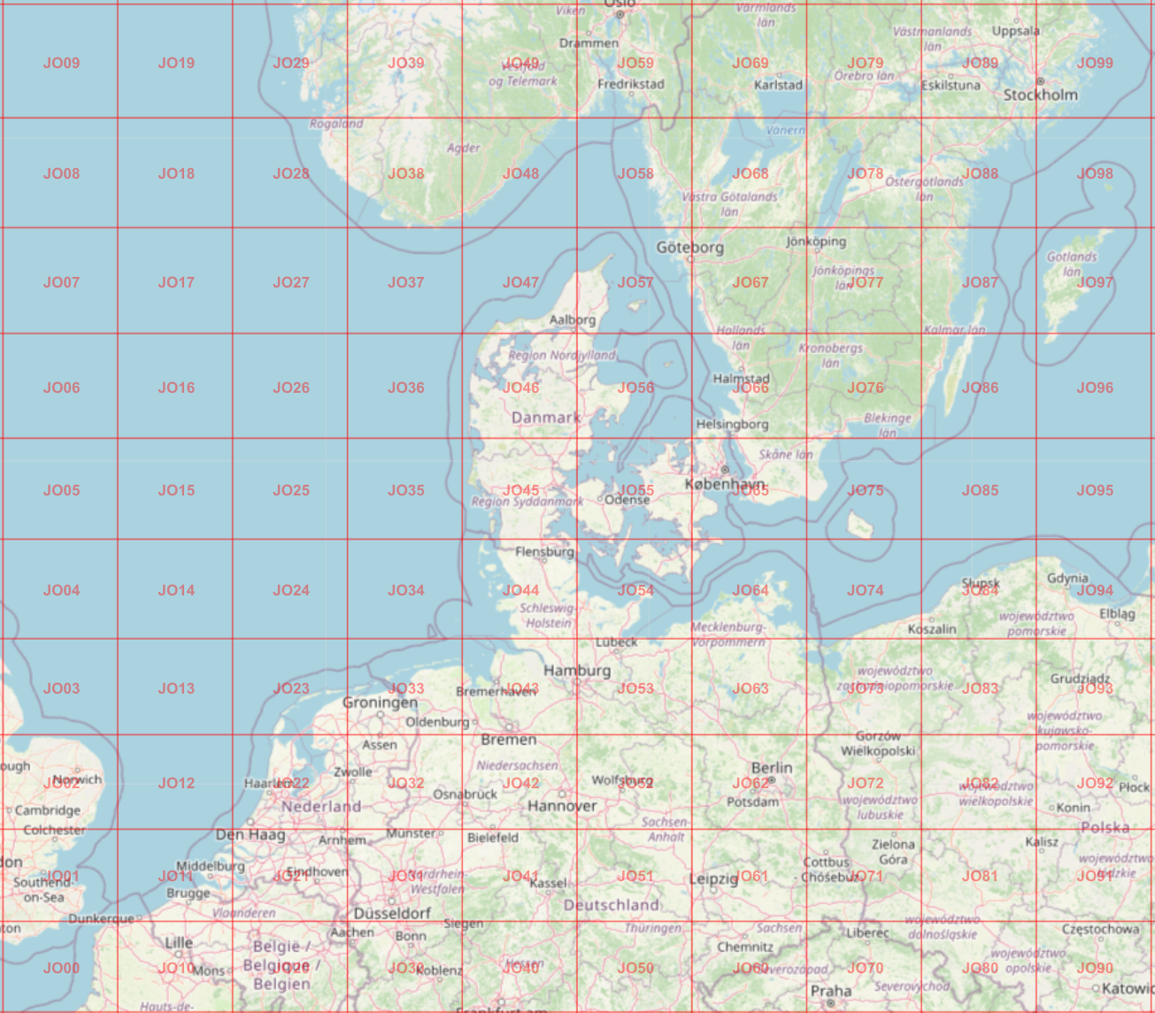 1) Kurzbeschreibung: Landkarte von Norddeutschland und angrenzenden Gebieten, mit hellblauen Ozeanen und weißen Landflächen, überlagert von einem gleichmäßigen blauen Raster, dessen Felder jeweils mit einem Code aus den Buchstaben „JO“ und zwei Ziffern beschriftet sind.
<ol start=