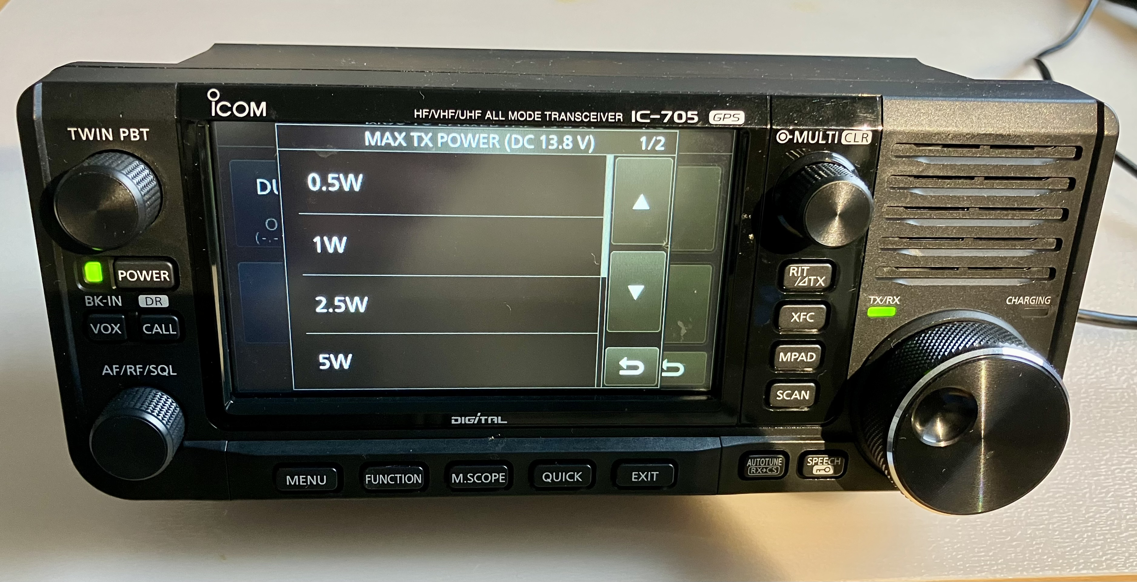 Dieser Alt-Text wurde noch nicht überprüft.
<ol>
<li>
<p>Kurze Zusammenfassung: Frontansicht eines ICOM IC-705 Transceivers mit eingeschaltetem Farbdisplay, das das Menü „MAX TX POWER (DC 13.8 V)“ mit wählbaren Sendeleistungen zeigt.</p>
</li>
<li>
<p>Detaillierte Beschreibung: Das Gerät steht auf einer hellen Oberfläche; oben auf der Frontblende sind die Aufdrucke „ICOM“, „HF/VHF/UHF ALL MODE TRANSCEIVER IC-705“ und „GPS“ sichtbar. Auf dem zentralen Touchdisplay erscheint eine Liste mit „0.5W“, „1W“, „2.5W“ und „5W“, rechts daneben eine vertikale Leiste mit Pfeiltasten (hoch/runter) und zwei Zurück-Symbolen; oben rechts steht „1/2“. Links befinden sich ein großer gerändelter Drehknopf mit der Beschriftung „TWIN PBT“, darunter eine grün leuchtende „POWER“-Taste und Tasten mit den Aufschriften „BK-IN“, „DR“, „VOX“ und „CALL“, sowie ein weiterer Drehknopf „AF/RF/SQL“. Rechts des Displays sind ein gerändelter „MULTI“-Drehgeber (mit „CLR“) und eine Tastenreihe „RIT/ΔTX“, „XFC“, „MPAD“, „SCAN“ angeordnet; daneben Lüftungsschlitze. Unterhalb davon leuchtet eine grüne LED neben „TX/RX“, daneben steht „CHARGING“. Unten verläuft eine Tastenleiste mit „MENU“, „FUNCTION“, „M.SCOPE“, „QUICK“ und „EXIT“, sowie kleinen Tasten mit den Aufdrucken „AUTOTUNE“ und „SPEECH“. Rechts unten dominiert ein großer Hauptdrehknopf mit metallischer Oberfläche; an der rechten Seite führt ein Kabel aus dem Gerät."></p>
 <figcaption>Abbildung E-15.1.4: Bei vielen Transeiver lässt sich die Ausgangsleistung stufenlos, oder wie hier beim IC-705 in kleinen Schritten einstellen.</figcaption>
</li>
</ol>
</figure>
</aside>
<section class=