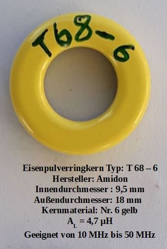 Dieser Alt-Text wurde noch nicht überprüft.
<p>Kurzfassung: Ein gelber, runder Ringkern mit grüner Aufschrift „T68-6“ liegt auf hellem Hintergrund; darunter steht mehrzeiliger erklärender Text mit Typ, Hersteller und technischen Daten.</p>
<p>Detaillierte Beschreibung: Im Bildzentrum befindet sich ein glänzender, gelb lackierter Ringkern (Toroid) mit gleichmäßigem Querschnitt und kreisförmiger Öffnung; oben auf dem Ring ist mit grünem Filzstift „T68-6“ handschriftlich notiert. Der Hintergrund ist hellgrau bis beige. Unter dem Ring steht zentriert in schwarzer Schrift ein Block Text mit folgenden Zeilen: „Eisenpulverringkern Typ: T 68 – 6“, „Hersteller: Amidon“, „Innendurchmesser: 9,5 mm“, „Außendurchmesser: 18 mm“, „Kernmaterial: Nr. 6 gelb“, „A_L = 4,7 µH“, „Geeignet von 10 MHz bis 50 MHz“.">
<figcaption>Abbildung EA-5.5.4: Beispiel für einen Pulvereisenringkern</figcaption></p>
</figure>
<figure class=