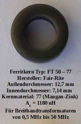 Dieser Alt-Text wurde noch nicht überprüft.
<ol>
<li>
<p>Kurzbeschreibung: Ein dunkelgrauer, ringförmiger Ferritkern liegt zentriert auf hellem Hintergrund, darunter steht ein mehrzeiliger schwarzer Text mit Typ- und Maßangaben.</p>
</li>
<li>
<p>Detaillierte Beschreibung: In der Bildmitte befindet sich ein kleiner, matt dunkelgrauer Toroid (Ringkern) mit rundem Querschnitt; er wirft einen leichten Schatten auf den hellen, leicht strukturierten Untergrund. Unterhalb des Rings ist in schwarzer Schrift folgender Text zu sehen:</p>
</li>
</ol>
<ul>
<li>„Ferritkern Typ: FT 50 – 77“</li>
<li>„Hersteller: Fair-Rite“</li>
<li>„Außendurchmesser: 12,7 mm“</li>
<li>„Innendurchmesser: 7,14 mm“</li>
<li>„Kernmaterial: 77 (Mangan-Zink)“</li>
<li>„AL = 1180 nH“</li>
<li>„Für Breitbandtransformatoren von 0,5 MHz bis 50 MHz“">
  <figcaption>Abbildung EA-5.5.5: Beispiel für einen Ferritkern</figcaption>
</li>
</ul>
</figure>
</aside>
<section class=