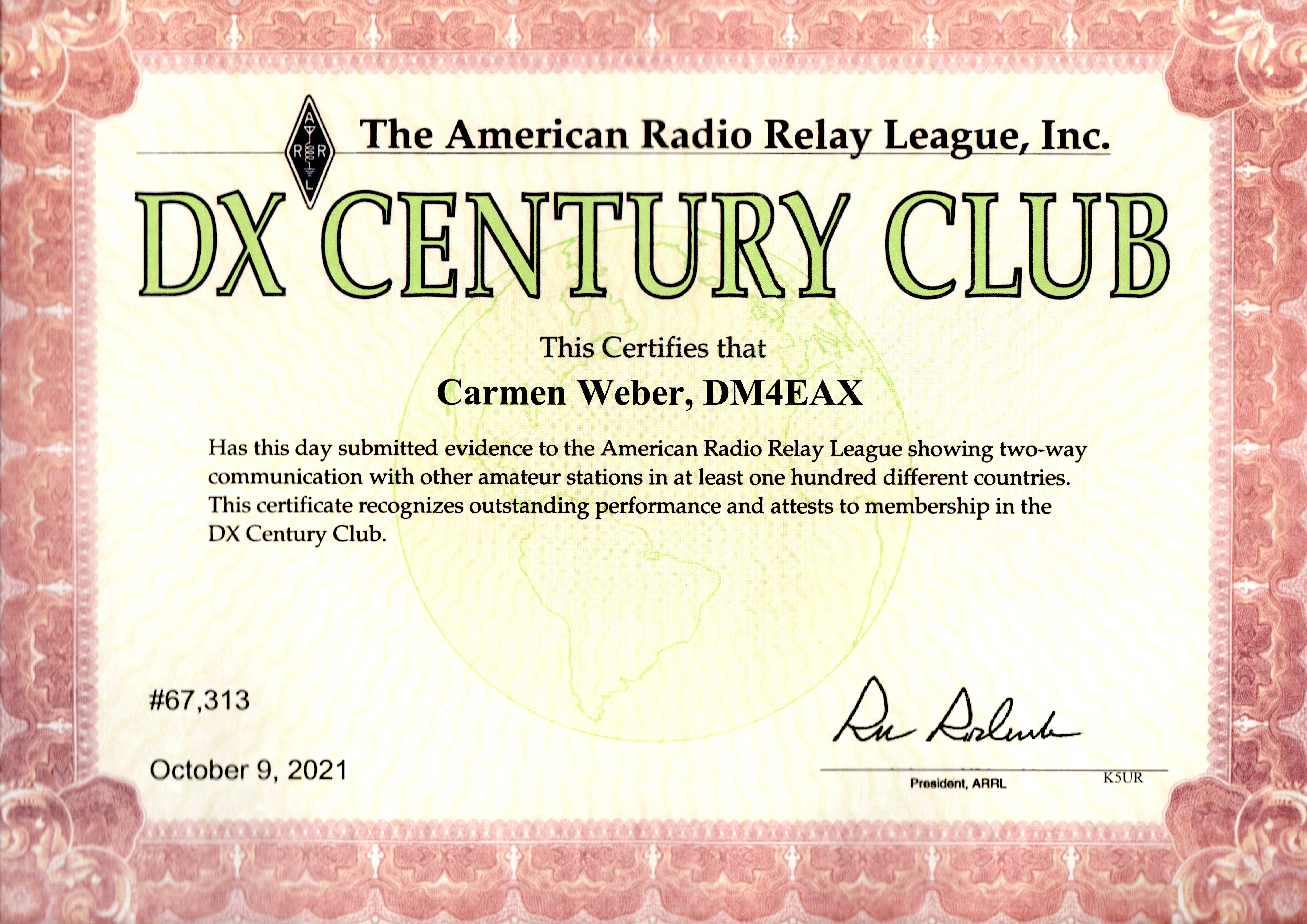 1) Kurzbeschreibung: Diplom der American Radio Relay League Inc. mit großem Titel „DX CENTURY CLUB“ in Grün und dekorativem, rotem Rahmen.
<ol start=