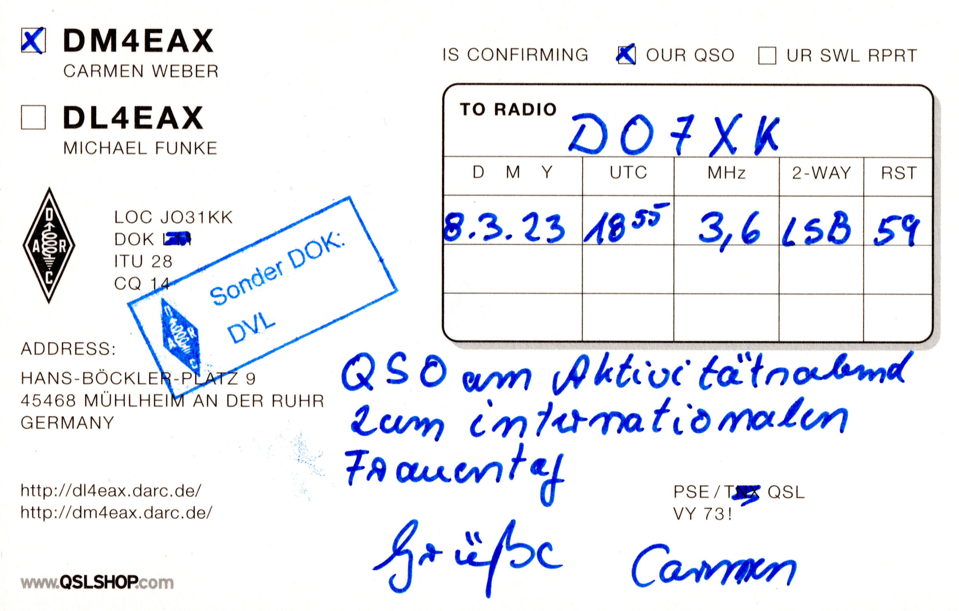 1) Kurzbeschreibung: Rückseite der QSL-Karte von DM4EAX mit handschriftlich ausgefüllten QSO-Daten, adressiert an DO7XK; blauer Stempel „Sonder DOK: DVL“.
<ol start=
