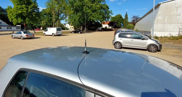 1) Kurzbeschreibung: Kurze Stabantenne mit Magnetfuß auf einem Autodach.
<ol start=