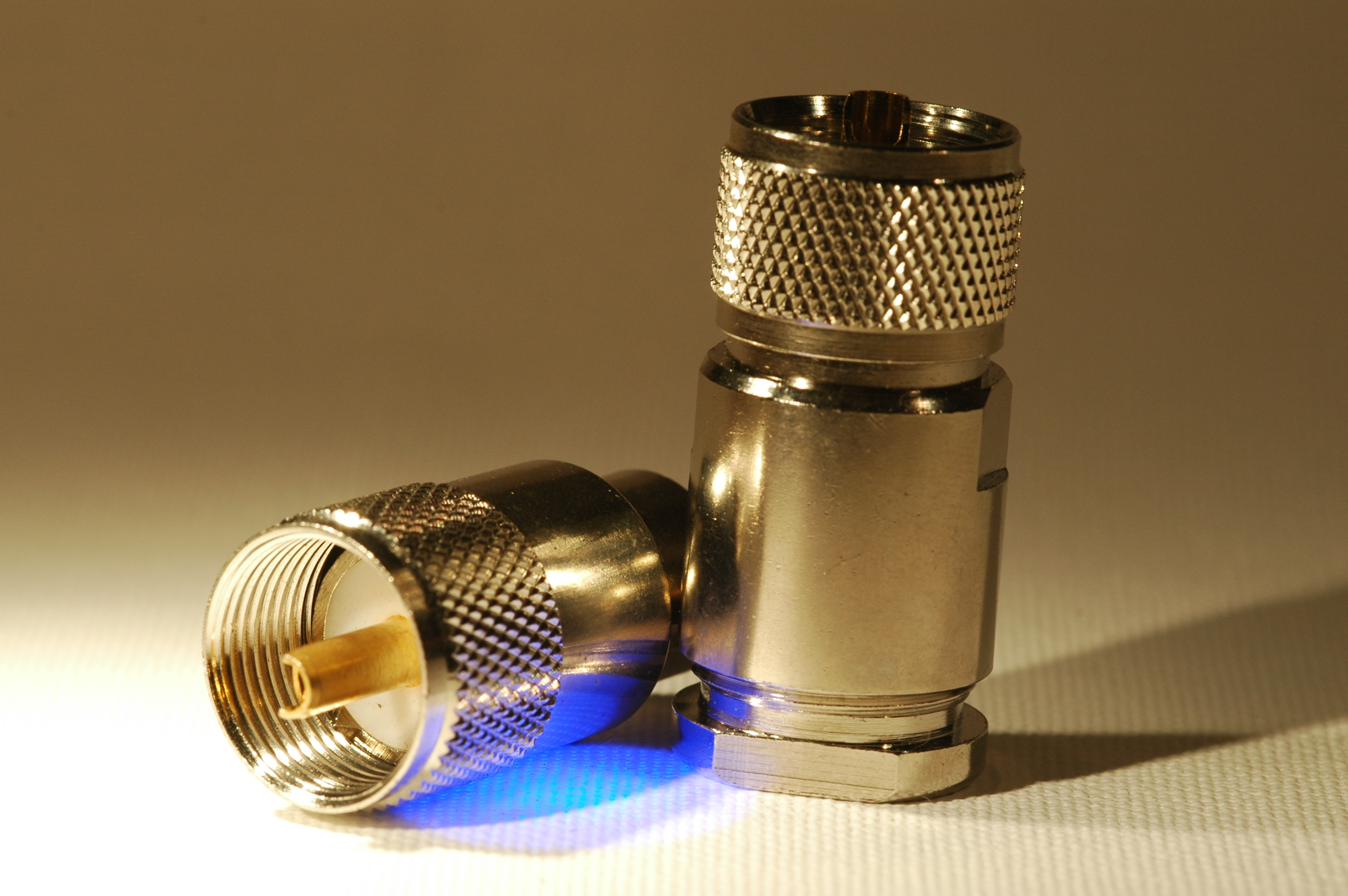 1) Kurzbeschreibung: Zwei koaxiale PL-Stecker, rechts mit und links ohne Reduzierhülse.
<ol start=
