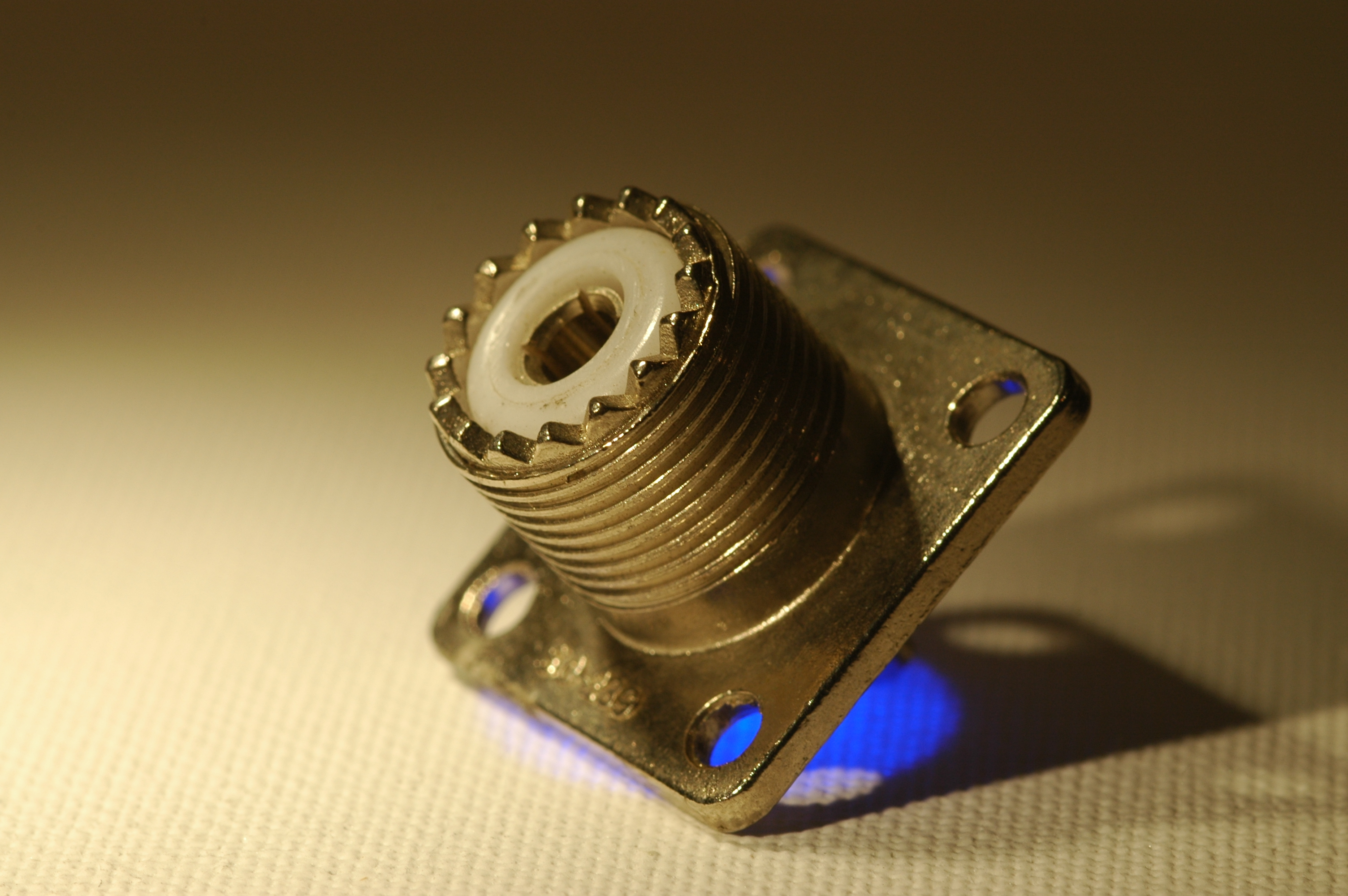 1) Kurzbeschreibung: Koaxiale PL-Einbaubuchse mit Außengewinde und weißem Isolator.
<ol start=