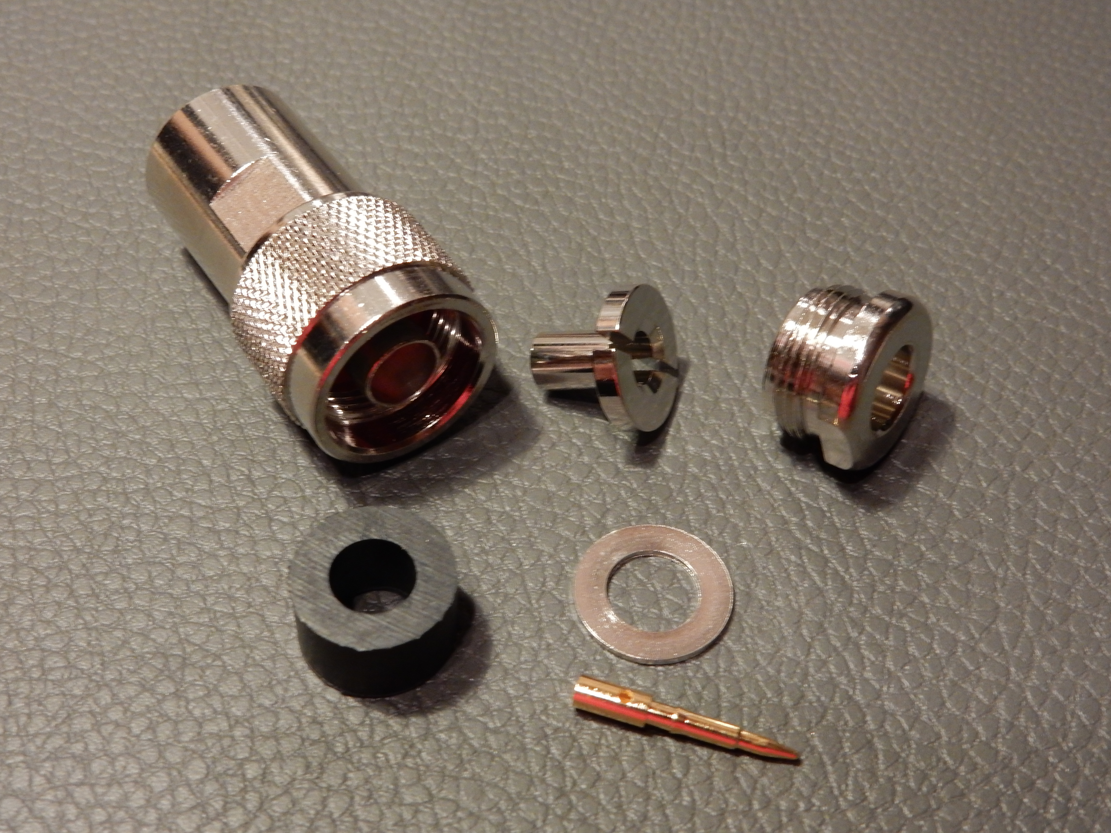 1) Kurzbeschreibung: In Einzelteile zerlegter N-Stecker.
<ol start=