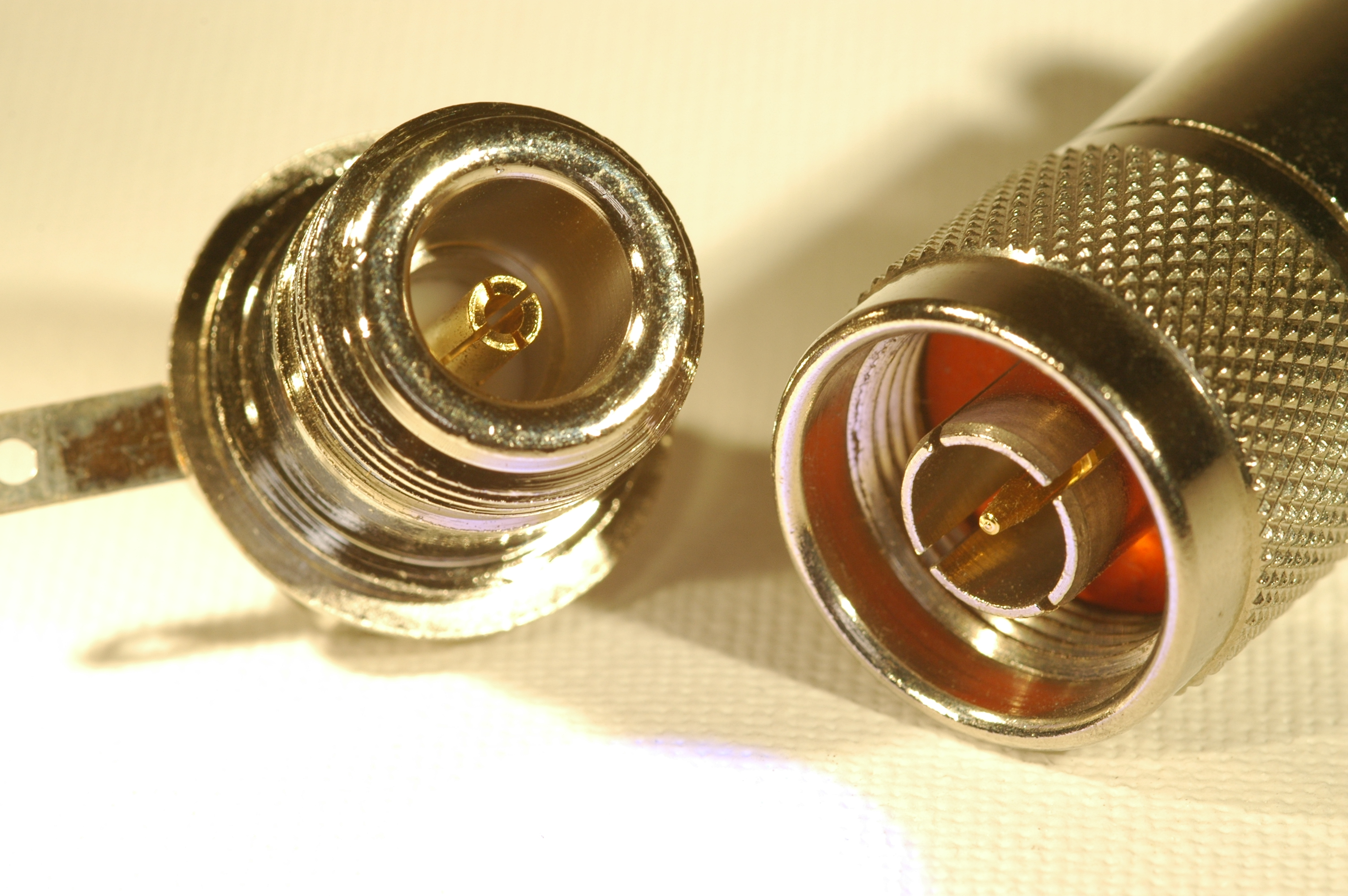 1) Kurzbeschreibung: N-Einbaubuchse (links) und N-Stecker (rechts).
<ol start=