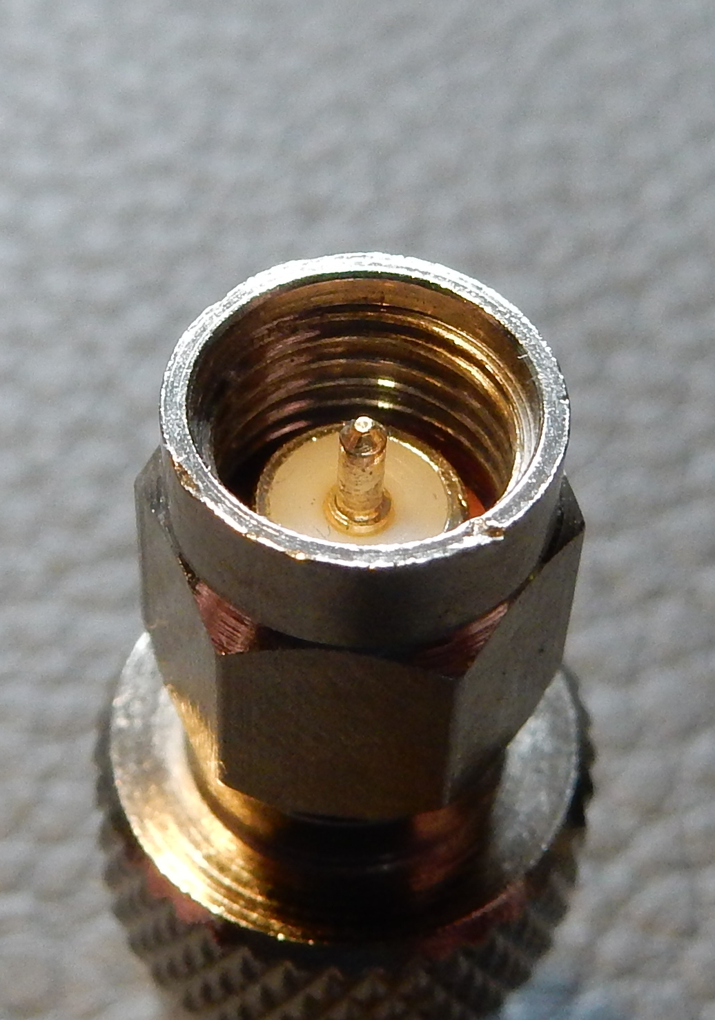1) Kurzbeschreibung: Koaxialer SMA-Stecker mit vergoldetem Mittelkontakt, weißem Isolator und Innengewinde.
<ol start=