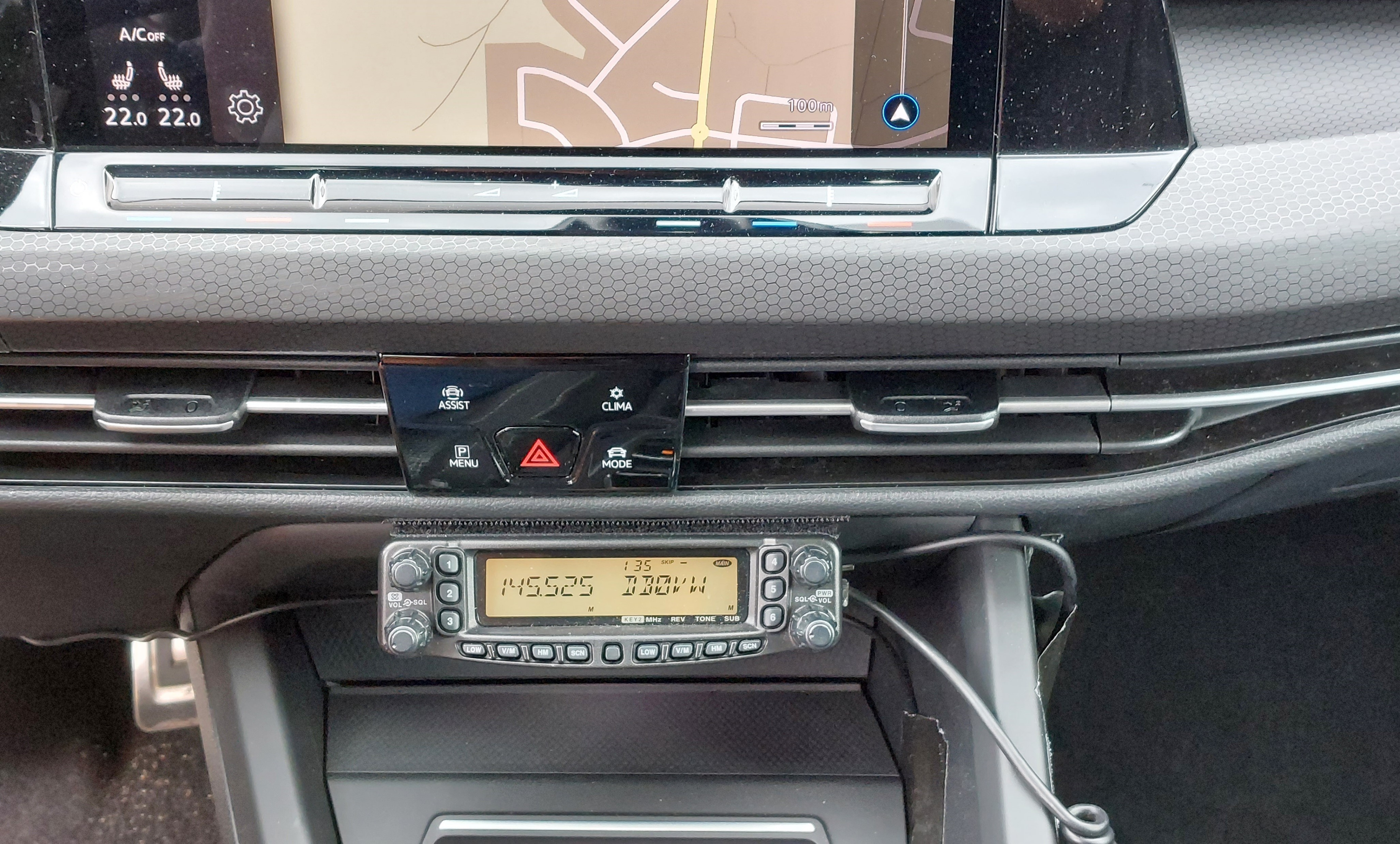 1) Kurzbeschreibung: Bedienteil eines VHF/UHF-Funkgerätes in der Mittelkonsole eines PKWs.
<ol start=