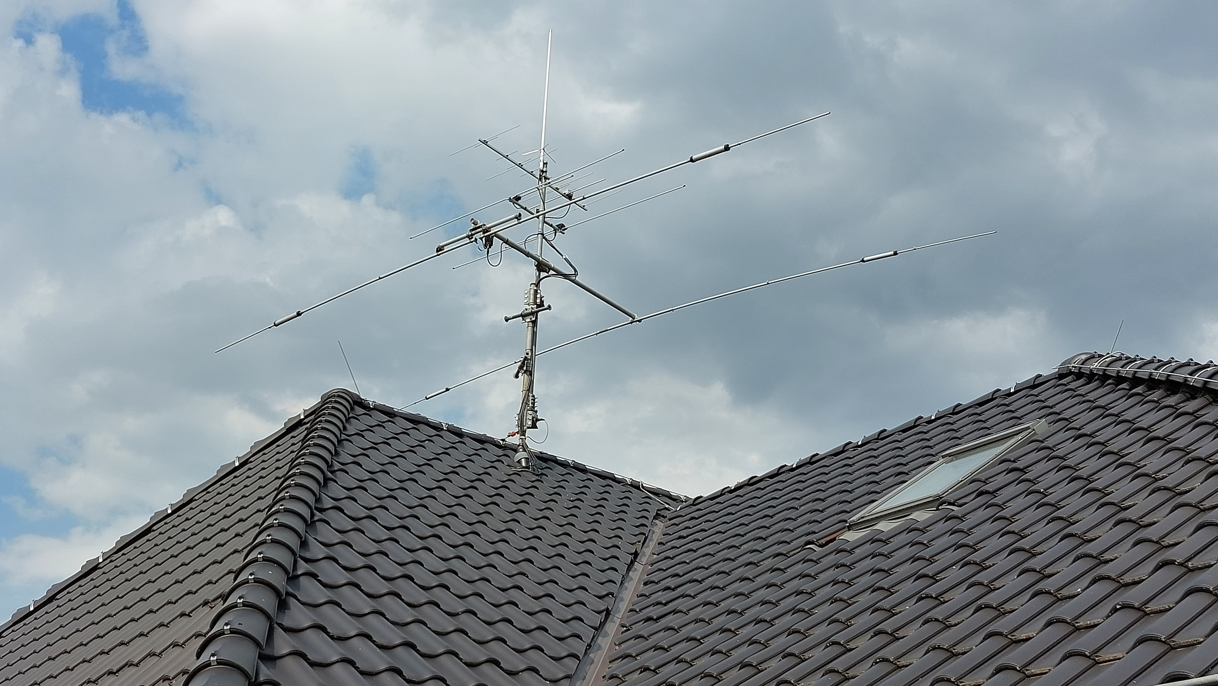 1) Kurzbeschreibung: Metallmast auf einem Dach mit mehreren Antennen.
<ol start=