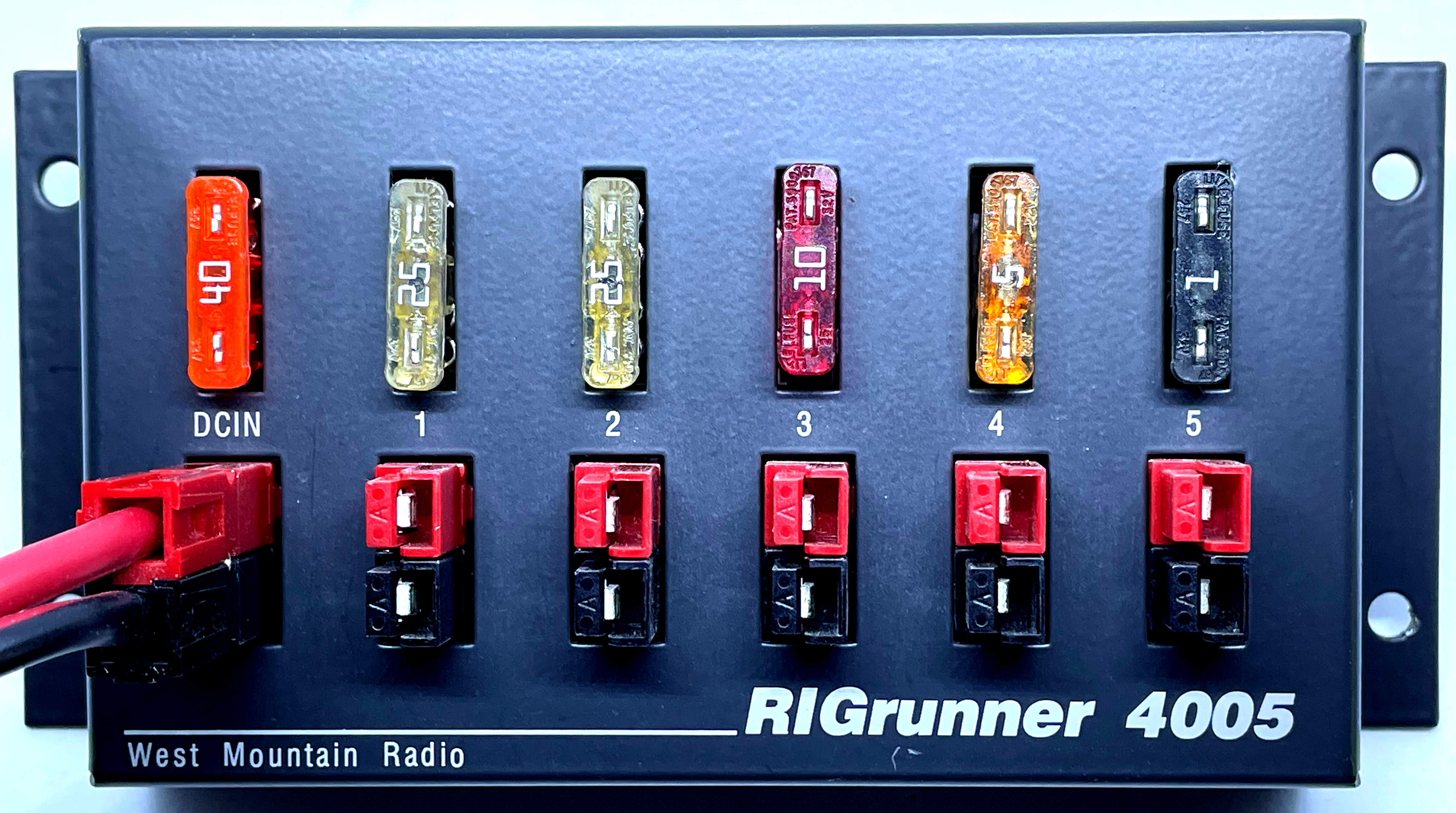 1) Kurzbeschreibung: Anschlussbox eines Gleichstrom-Stromverteilers „RIGrunner 4005“ mit einem Eingang und fünf Ausgängen, jeweils bestückt mit Kfz-Stecksicherungen.
<ol start=